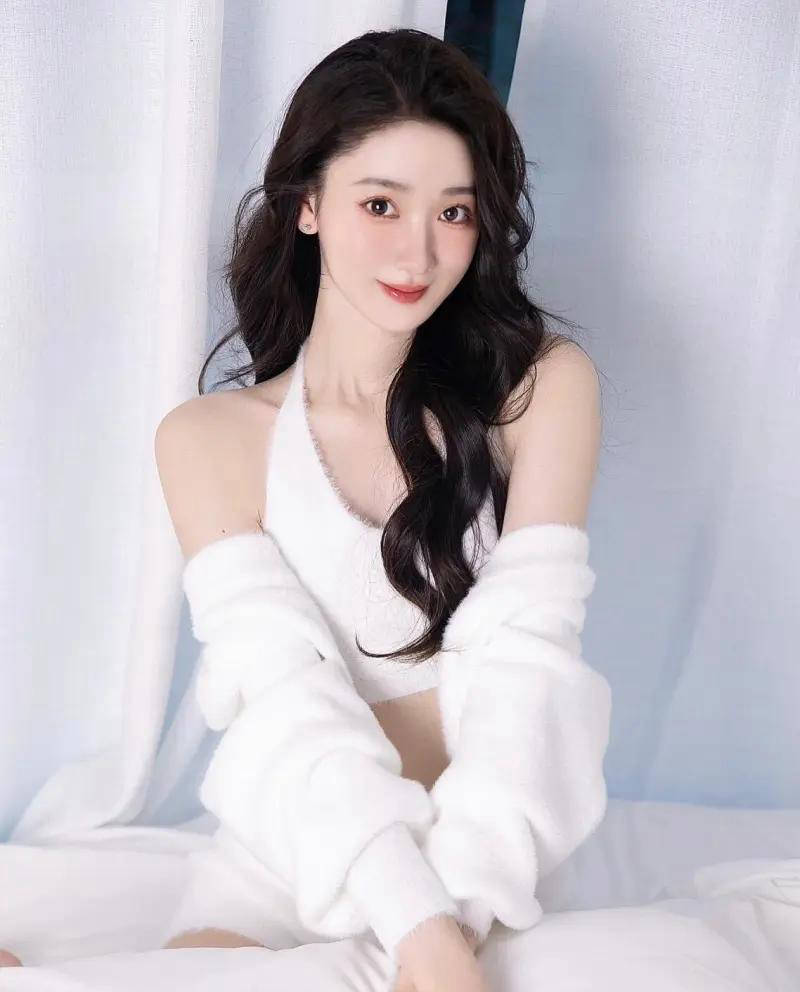 恭喜辽宁男篮新星刘雁宇恋情公开，女友身高超170厘米，高颜值电竞主持人