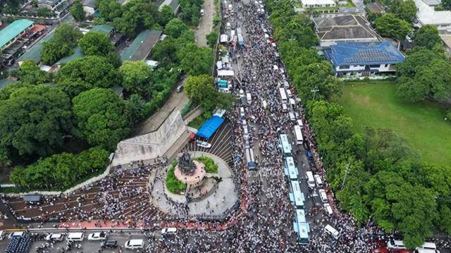 遭1.3万人围堵，马科斯拉美国撑腰！解放军轰-6K挂弹锁死黄岩岛
