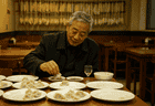 沈阳一家自助饺子馆贴出 18 元随便吃 的横幅，68 岁的大爷进店，吃了 20 多个饺子，喝光 2 两白酒