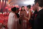 王宝强携女友冯清现身婚礼，大方与众人寒暄，交往8年不领证