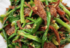 鱼肉酥香菜叶脆嫩，一口解锁粤式小炒本味