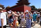 进入三伏天 中外游客冒酷暑游览北京故宫博物院