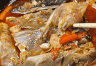红椒铺就盘中色，百年湘味尽在剁椒鱼头间