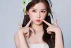 虞书欣戴小方巾娇俏明媚 表情灵动尽显活泼少女感