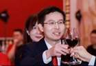 宇树科技上市答谢宴，王兴兴举杯敬酒，网友：笑的像新郎