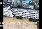 重庆巫溪县遇暴雨一所小学操场被淹，校方：积水已退，多部门正在清淤