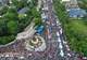 遭1.3万人围堵，马科斯拉美国撑腰！解放军轰-6K挂弹锁死黄岩岛