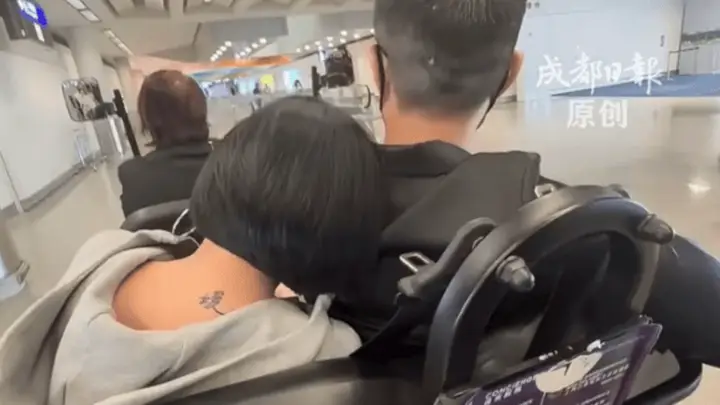 小S晒出与老公女儿外出美照 脖子上的媛字清晰可见