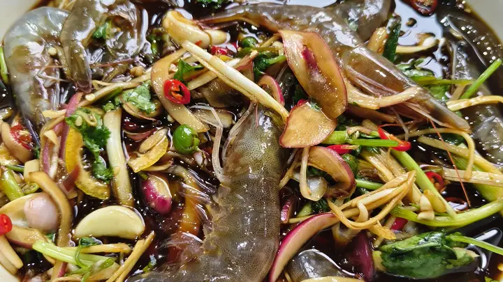生腌明虾加山黄皮，媲美潮汕美食，一口就沦陷