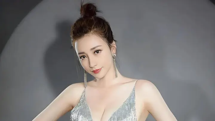 45岁柳岩罕见晒出最新写真，不愧是“性感女神”依然太吸引人