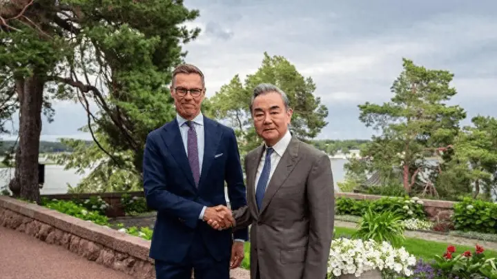 王毅外长到访，芬兰总统全然忘了自己的强硬表态，脸上充满激动