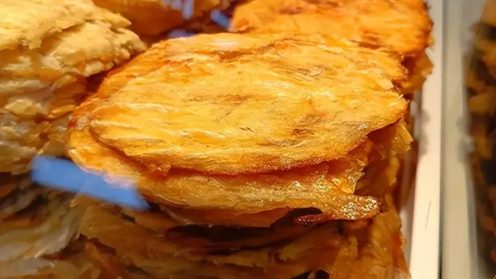 大连特色小吃:咸鱼饼子、炸虾片、海凉粉、鲅鱼饺子、烤鱿鱼、焖子,品味海滨本味烟火