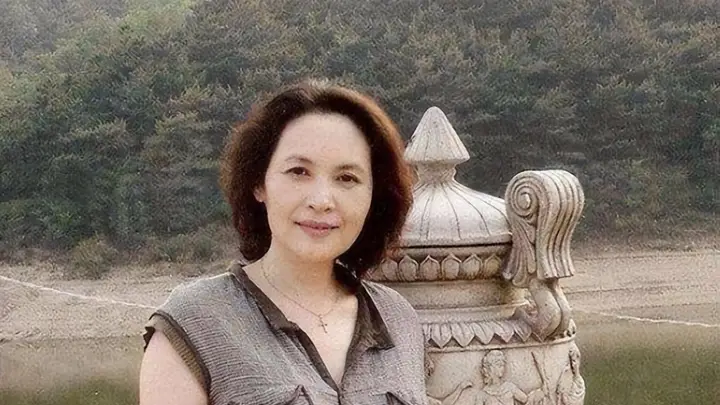 红极一时的李秀明:离婚又再婚,移居加拿大后隐退,70岁现状如何
