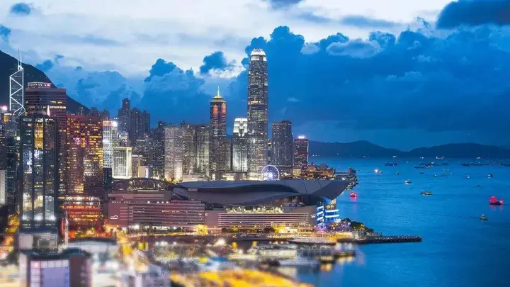 香港最好的中小学,已经开始全球抢人
