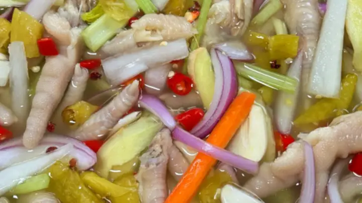 贵州家泡泡椒鸡爪｜老盐水浸润，脆到咯吱作响