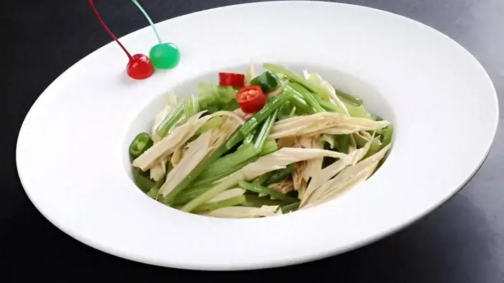 西芹别炒肉了，搭配它炒一锅，微辣咸香，连吃三天都不腻