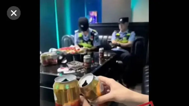 两民警在酒吧执勤视频被女子截图发布,配文“点了两个男模,好像很高冷”,贵州警方通报:恶意篡改画面原意,程某被行政拘留