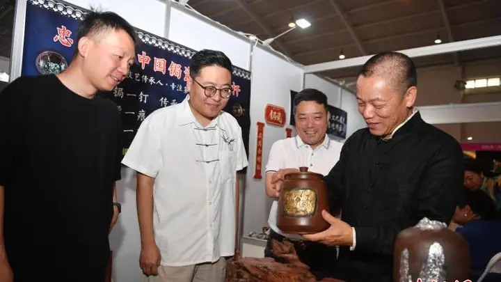 云南锔瓷技艺薪火相传 个性化定制成潮流