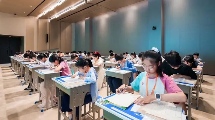“英雄杯”第三届中国钢笔书法青少年大赛在沪举行，300余名少年同台竞技