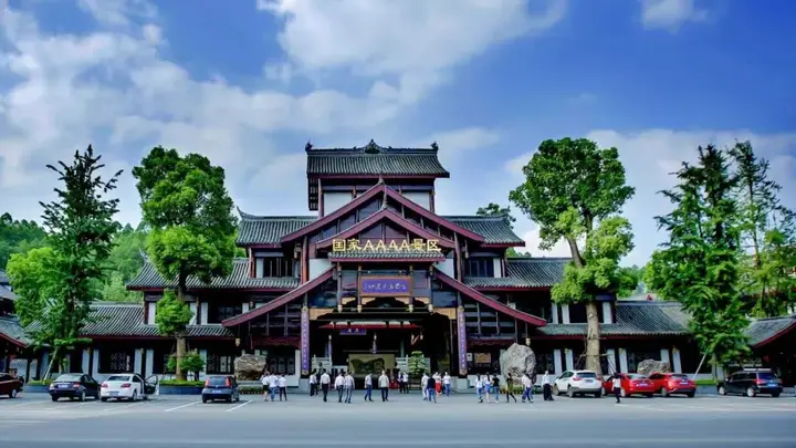暑假“神兽”去哪遛?走,去王座厅看世界最大石狮,穿越千年古嘉州!