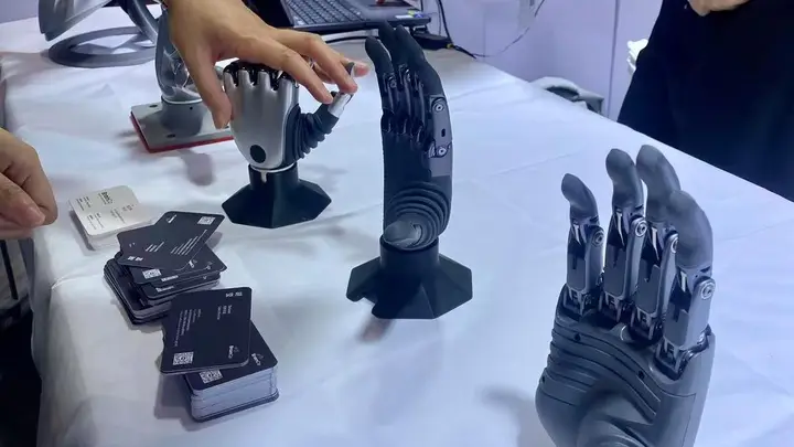 灵巧手挑战夹爪:机器人操作能力提升能否颠覆传统?