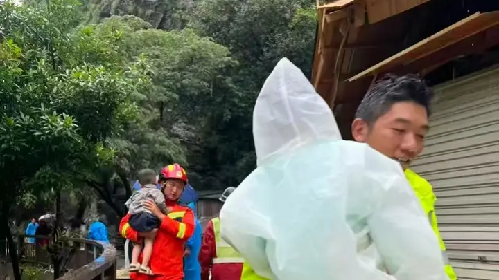 丽江虎跳峡景区因强降雨临时关停,滞留游客已全部安全转移