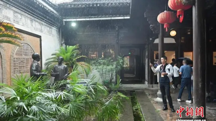 寻访艾青故居:海外华媒感受“爱得深沉”