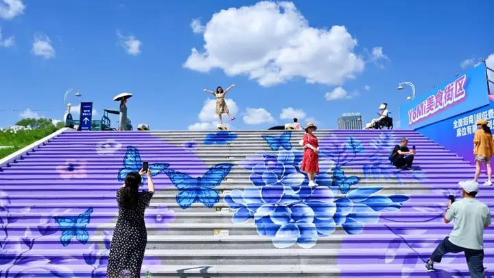 彩绘阶梯变美拍圣地 蝴蝶花海吸引游客
