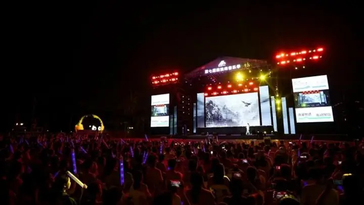 套马杆》引爆全场,厦门鼓浪屿沙滩音乐会高潮落幕