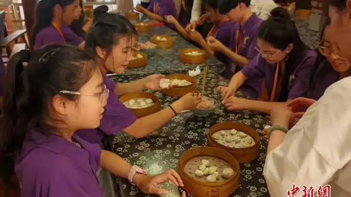 华裔青少年在沪学做南翔小笼包,沉浸式体验“舌尖上的非遗”