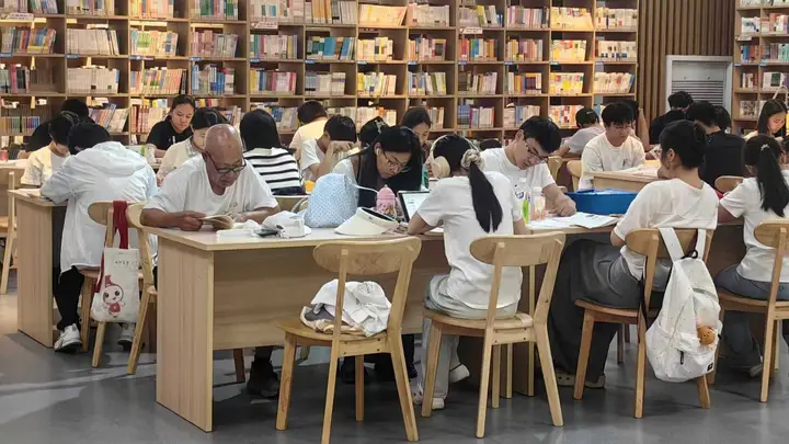 河北曲阳暑期掀起读书热潮 图书馆服务升级满足阅读需求