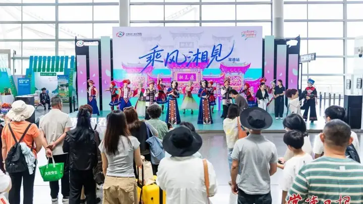 常德文旅展演亮相长沙黄花机场吸引旅客关注
