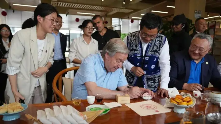 东西问·知味东方丨联合国秘书长手作的云南下关沱茶,藏着什么样的“中国味”?