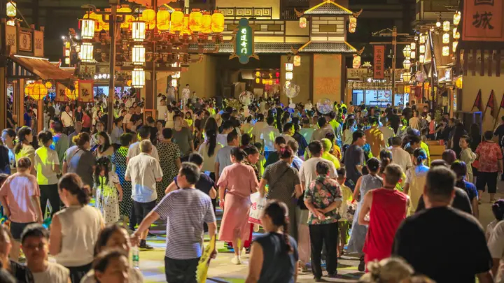 白天登雄关,夜晚游三国!大蜀道不夜城多元业态留住四方游客