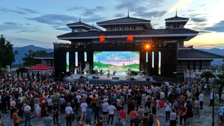 习水赤水深化文旅融合文艺展演点亮黔北夏夜