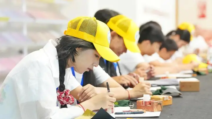 以字为媒 海外华裔青少年在长沙“刻”下自己的姓