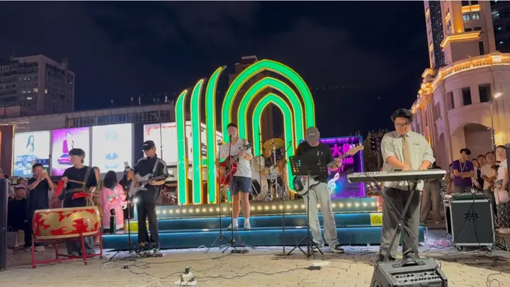 哈尔滨中央大街三个月上演近两百场街头演艺