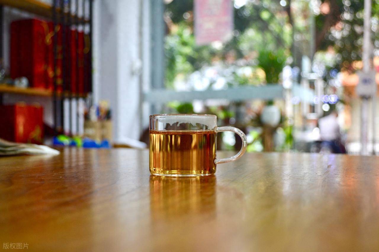 红茶再次成为关注中心，医生发现：喝红茶时，千万多留意这5点
