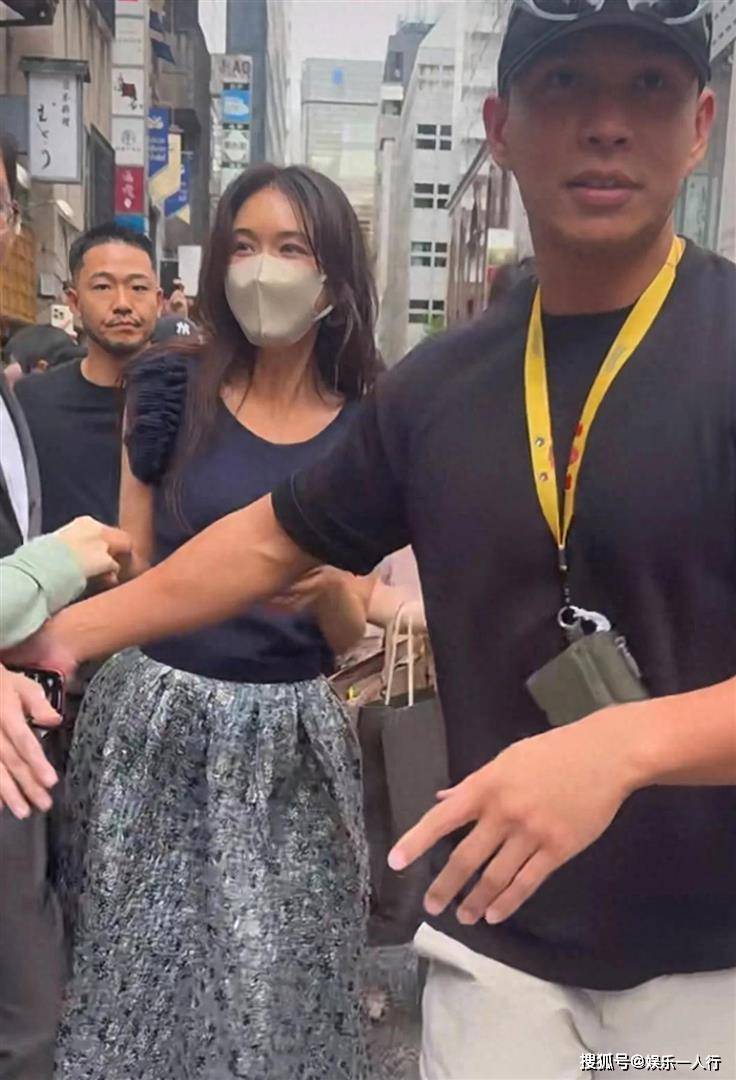 小S送蔡康永花篮玩梗“别得意”，林志玲戴回口罩：她在日本混得没那么好？