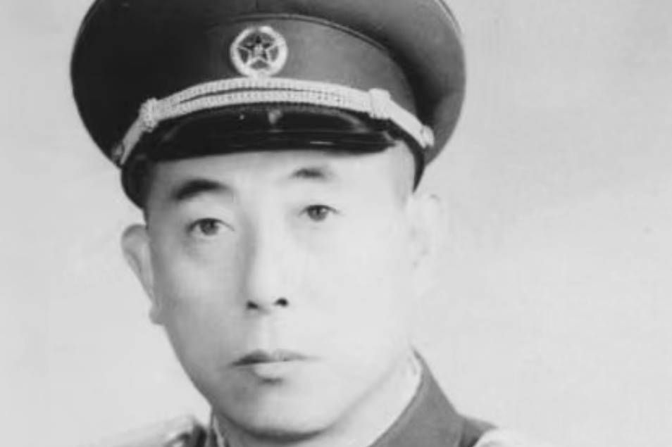 金日成访华，一少将突然搂住他的脖子，周恩来怒批：他已不是营长