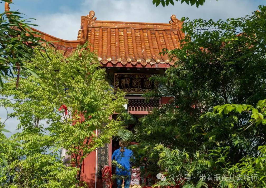 巫溪有座藏在云端的寺庙，建在1200米的悬崖上号称“小武当”，曾是川东三大古刹之一