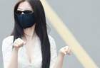虞书欣穿白色蕾丝深V上衣 辣妹风格温柔又撩人