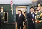 把女儿也带来了！金正恩抵京笑容满脸，女儿金主爱亲密随行引发外界高度关注