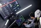 T1被淘汰后，Faker光速回休息室独自复盘，G2的AD和漂亮女友庆祝