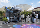 WAIC门口开起机器人零售店 浩海星空探索具身智能商业化落地