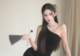 娜扎穿黑色斜肩裙秀曼妙身姿 化烟熏妆秒变性感妩媚美人