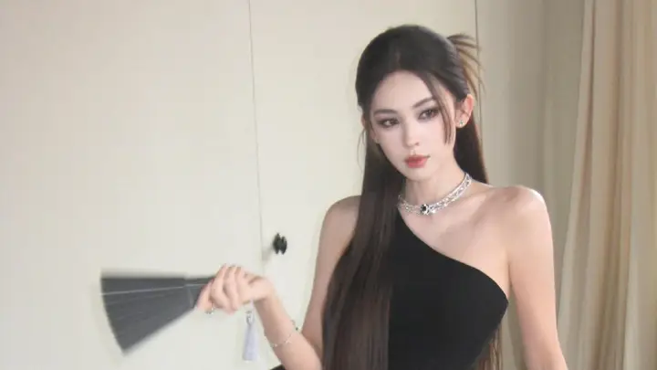 娜扎穿黑色斜肩裙秀曼妙身姿 化烟熏妆秒变性感妩媚美人