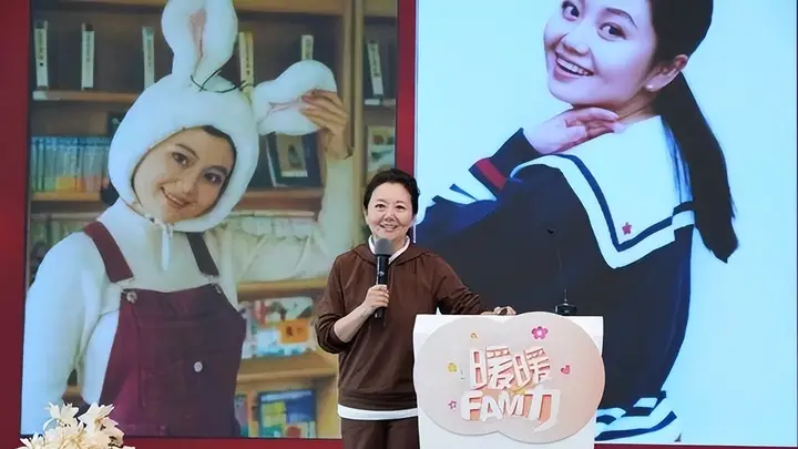 她是上海知名主持,弟弟是大导演,为照顾父母,如今全家住养老院