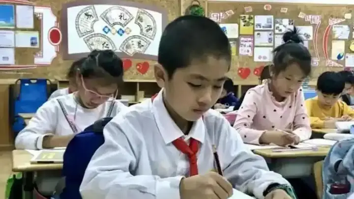 中小学迎来“弹性放学”,离校时间更灵活了,家长直呼:终于等到了