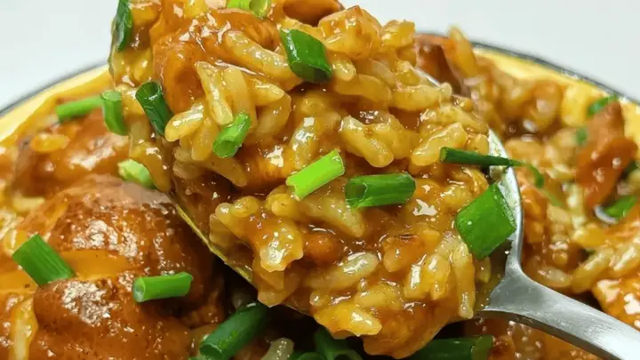 咖喱香菇鸡肉拌饭：一口浓香，治愈疲惫的家常美味